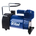 Компресор VITOL K-55 12 В у синьому металевому корпусі, боковий вигляд з ручкою та ребрами охолодження