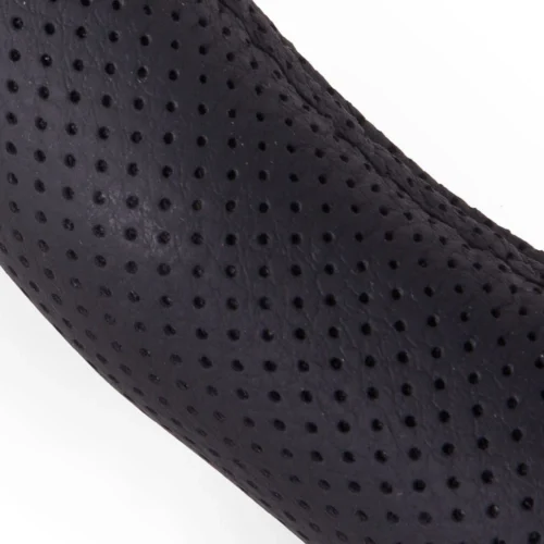 Перфорована натуральна шкіра чохла на кермо VITOL 396 крупний план текстури