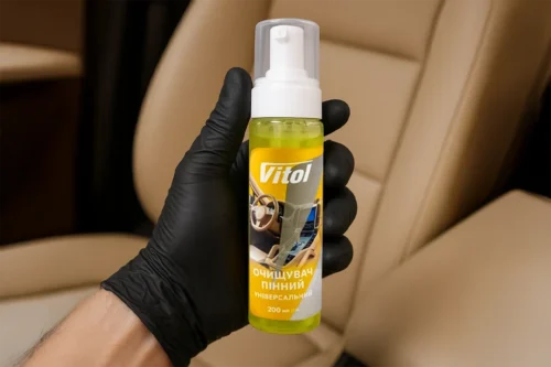 Очищувач пінний VITOL 200 мл у руці на фоні салону авто — універсальний засіб для догляду