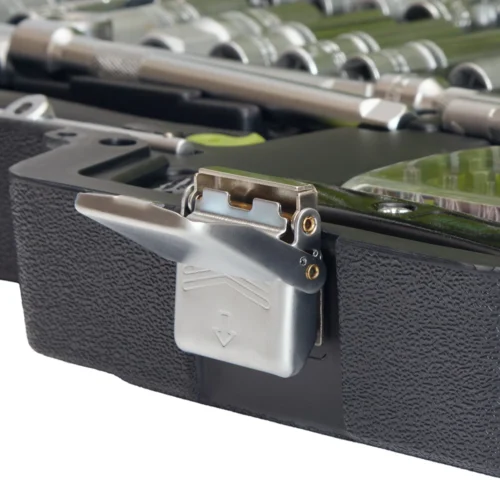 Металевий замок кейса набору інструментів Alloid NI-131P крупним планом