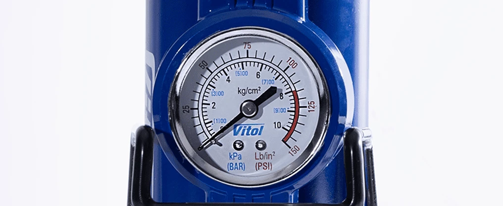 Манометр автомобільного компресора Vitol K-60 зі шкалами PSI, BAR та kg/cm² — фото для опису товару