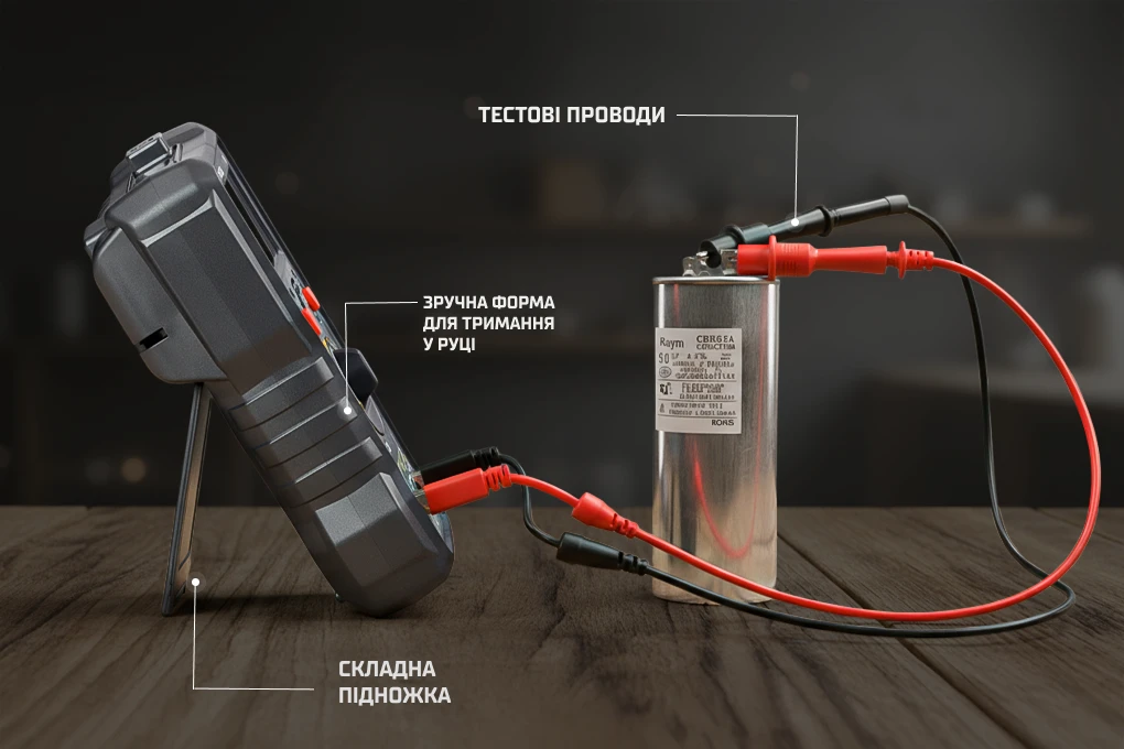 Цифровий мультиметр AVTOMAX P21D під час вимірювання конденсатора тестовими щупами, демонстрація відкидної підставки